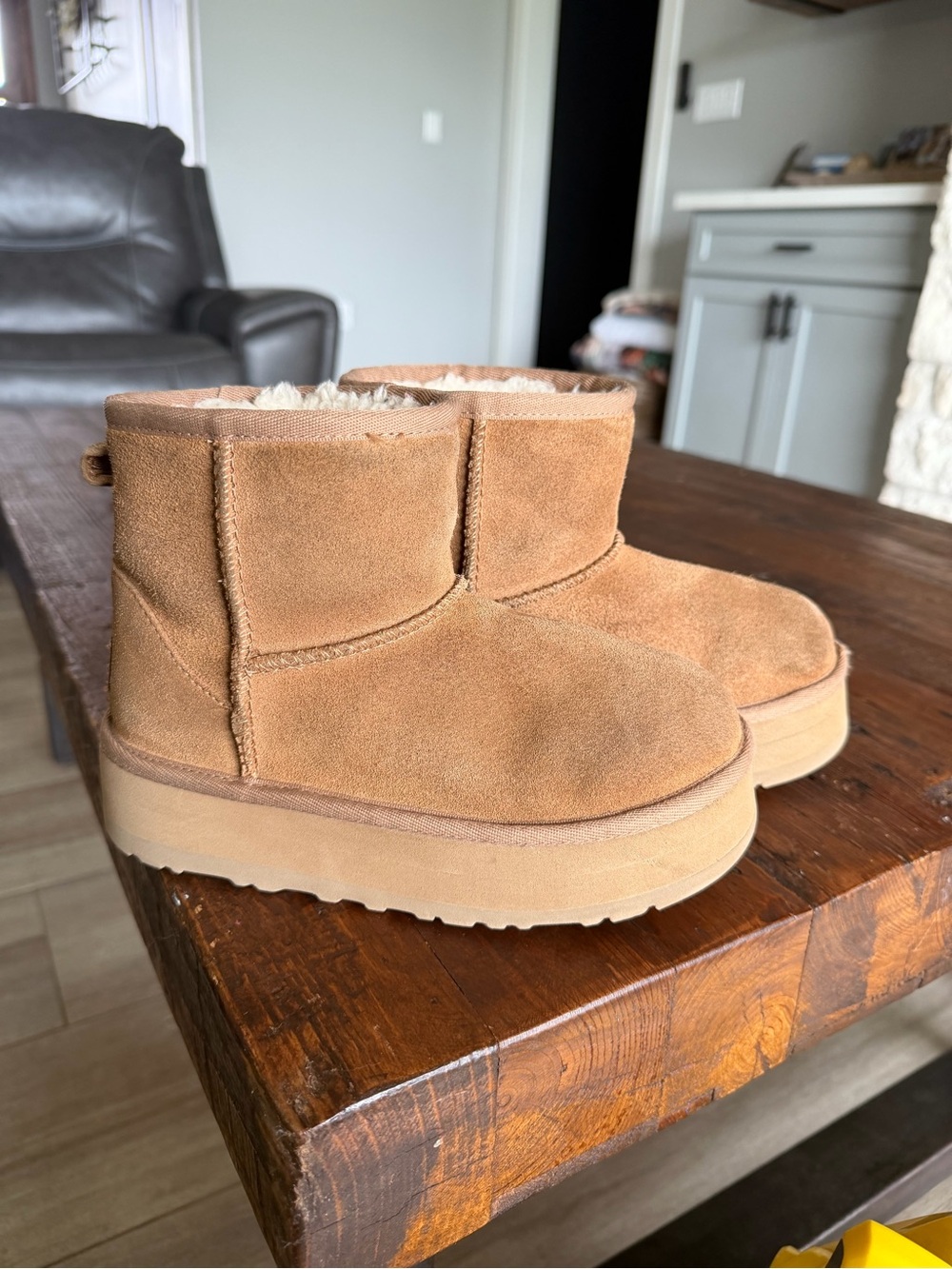 Girls Platform UGGS size 1